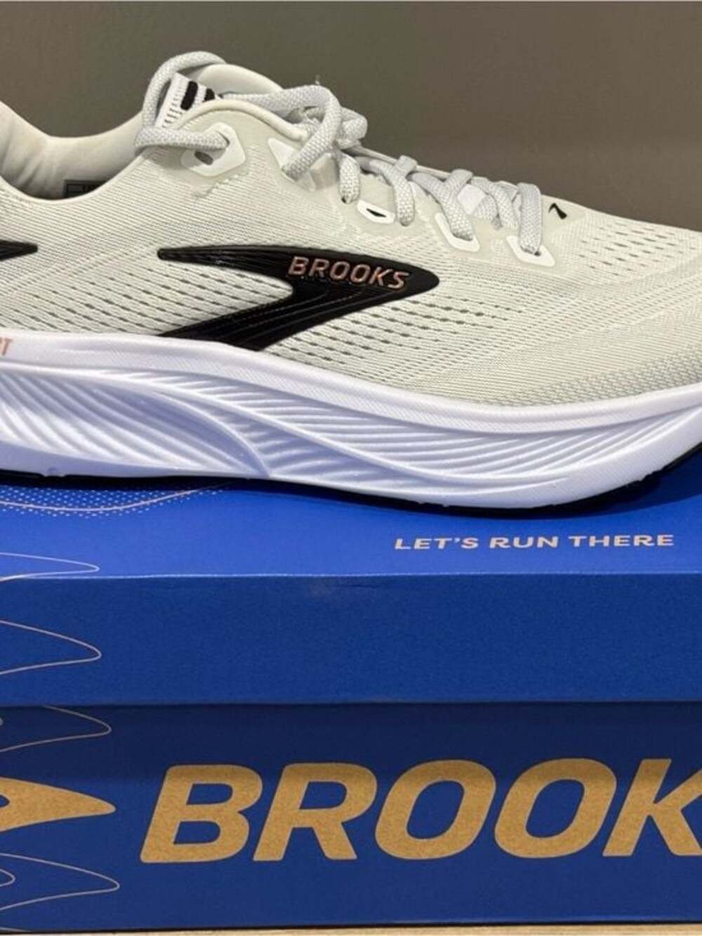 NIB Brooks Ghost 18, Women’s Size 6, Running Shoe Black Logo and Copper Accent